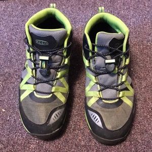Keen mid-top lightweight youth hiking boots